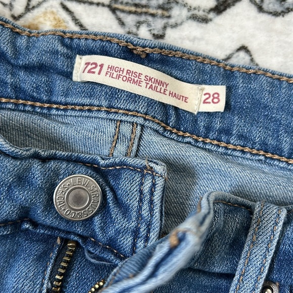 Levi jeans. 721 High rise skinny distressed sz 28 - Picture 2 of 3